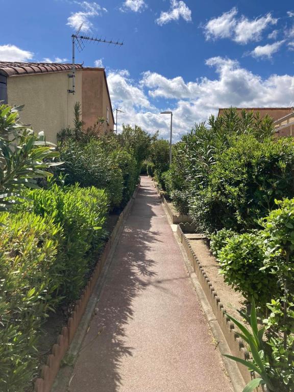 Vonkajšia záhrada v ubytovaní maison climatisée à 500m de la plage dans résidence