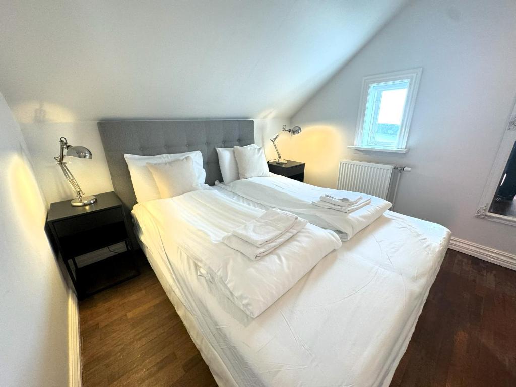 Postel nebo postele na pokoji v ubytování Day Dream Laugavegur Apartment