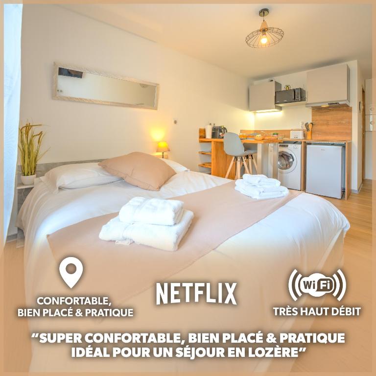 une chambre avec un lit avec des serviettes dessus dans l'établissement Le Déroc - Netflix Wi-Fi Fibre Terrasse, à Banassac