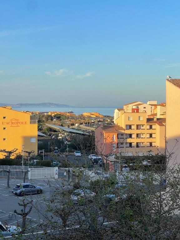 Vous bénéficierez d'une vue sur la ville et d'un parking. dans l'établissement Apt 6 personnes plus 2 enfants 200m de la plage ,Draps et serviettes non fournies, au Cap d'Agde