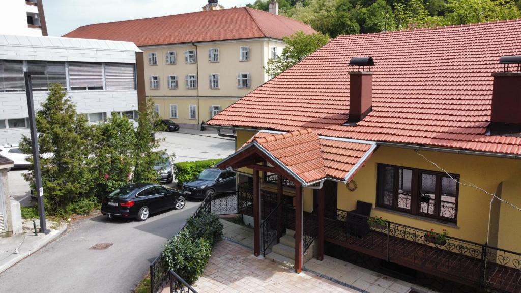 uma vista superior de uma casa com um telhado vermelho em Apartman Gašparić Ivanka - prvi do bolnice em Krapinske Toplice
