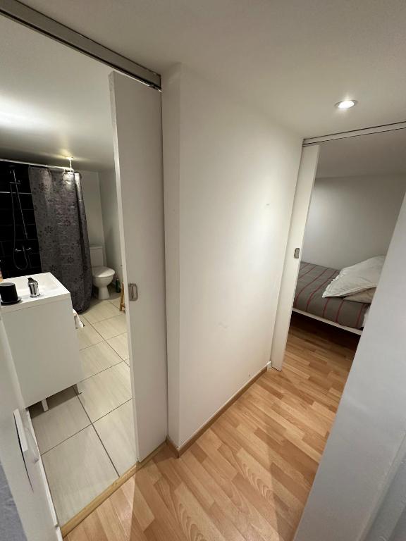 Ett badrum p&aring; Appartement T2 &agrave; 13 km de Paris
