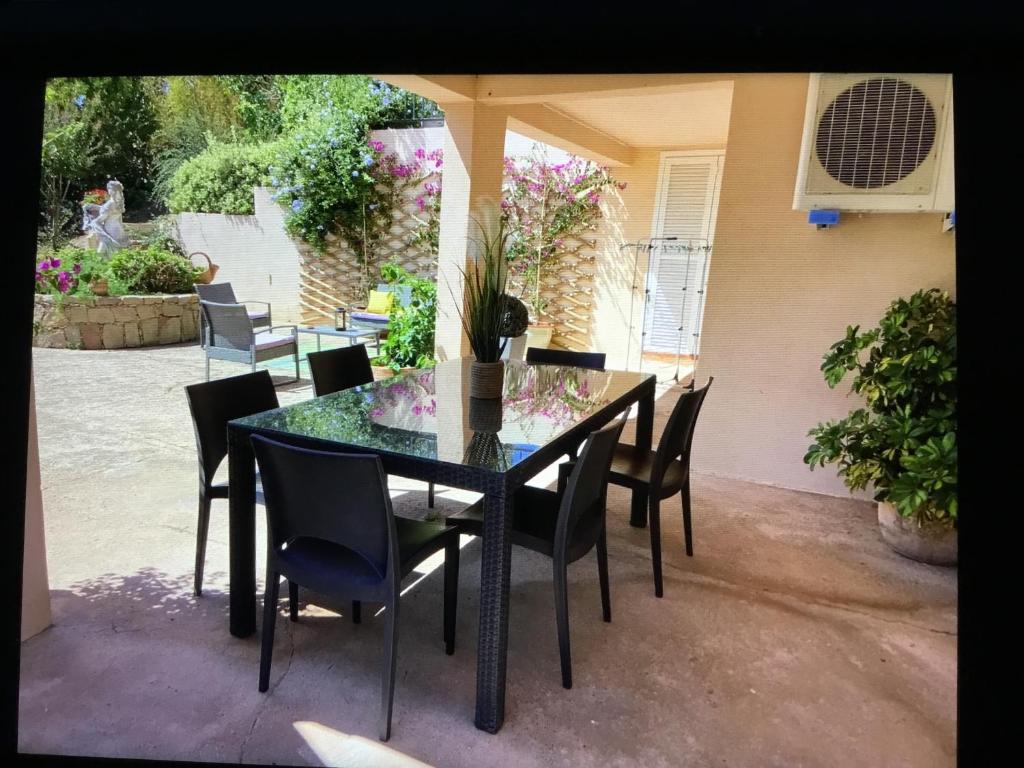 d'une table à manger avec des chaises et une plante. dans l'établissement Vacances paisibles, à Alata