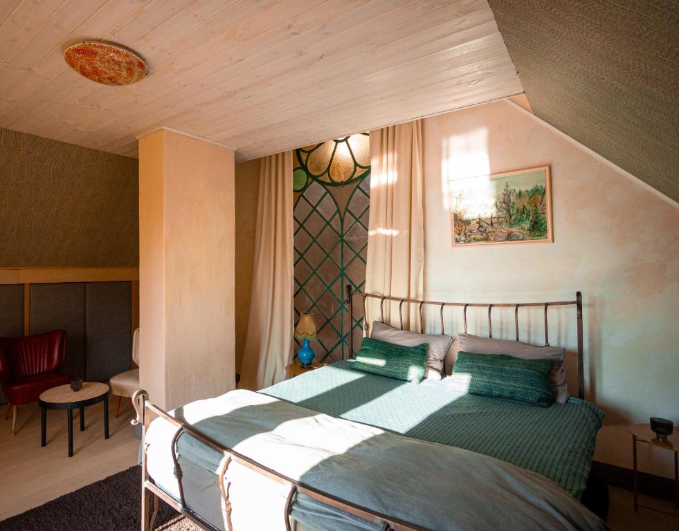 - une chambre avec un lit doté de draps verts dans l'établissement Muhusi rooftop getaway, à Igaküla