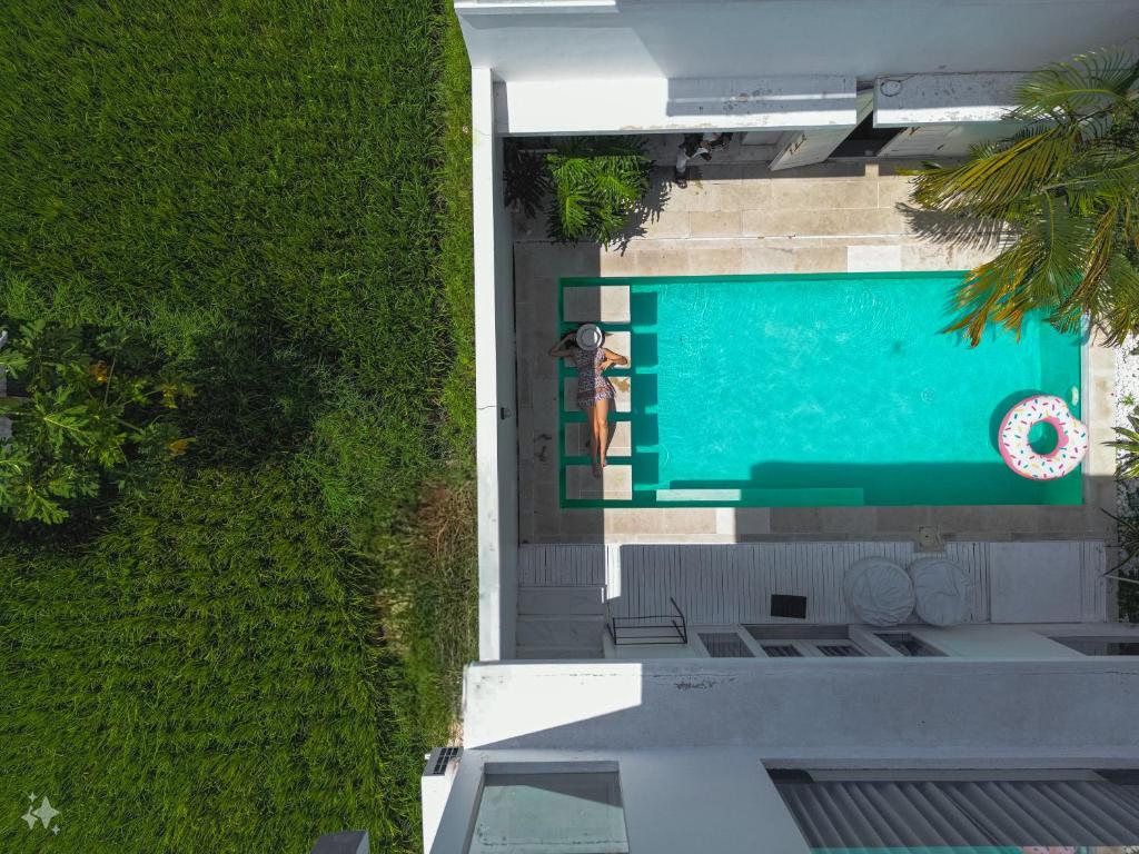 een uitzicht over een zwembad in een tuin bij Villa Linns in Kerobokan
