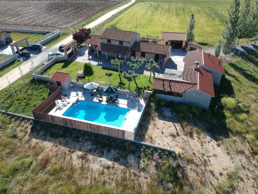 an overhead view of a house with a swimming pool at Complejo Rural Los Cachos in Baterna