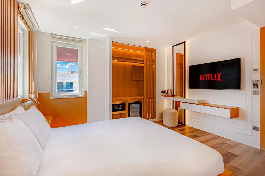 TV a/nebo společenská místnost v ubytování Dulcet Hotel