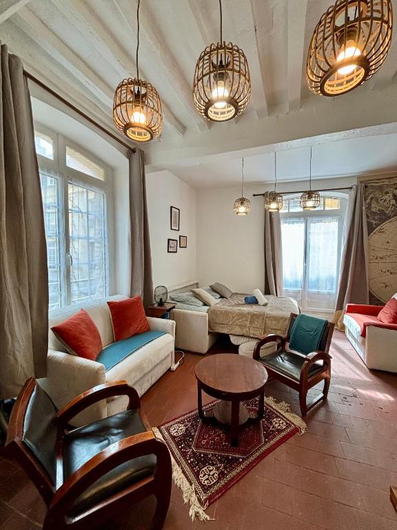 un salon avec un canapé et une table dans l'établissement Le voyage à Dieppe au centre ville, à Dieppe