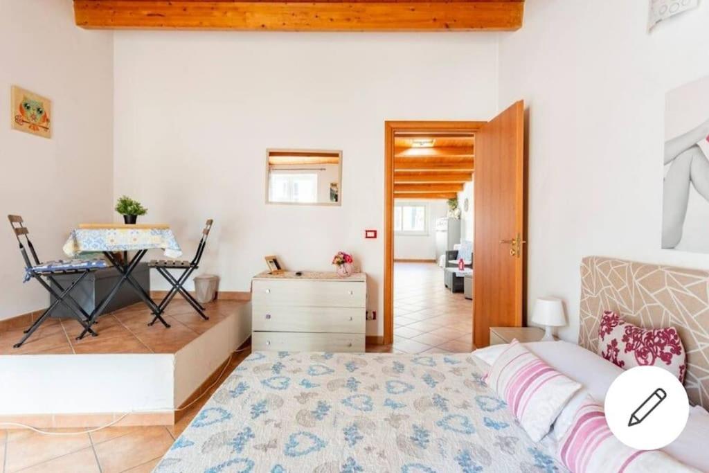 Ένα ή περισσότερα κρεβάτια σε δωμάτιο στο home indipendenza 2