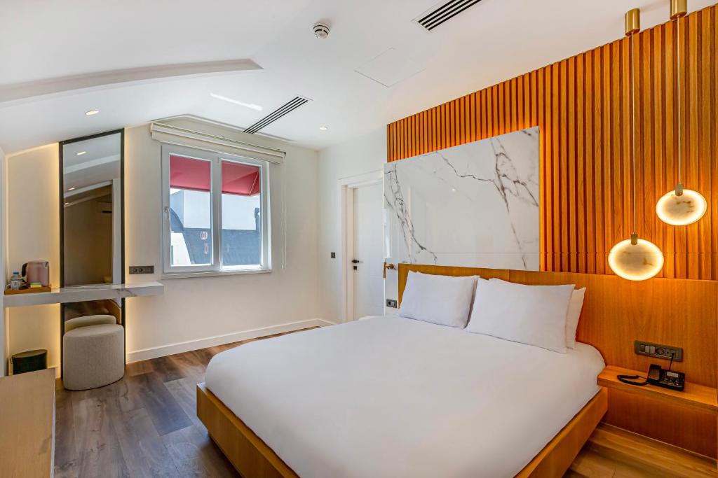 Postel nebo postele na pokoji v ubytování Dulcet Hotel
