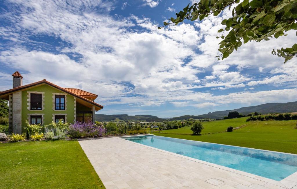 una casa con piscina en el patio en Posada Valle de Güemes, en Güemes
