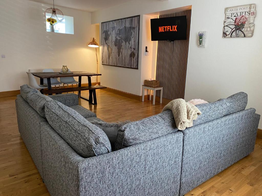 sala de estar con sofá y mesa en Home away from Home - Newly Refurbished en Morriston