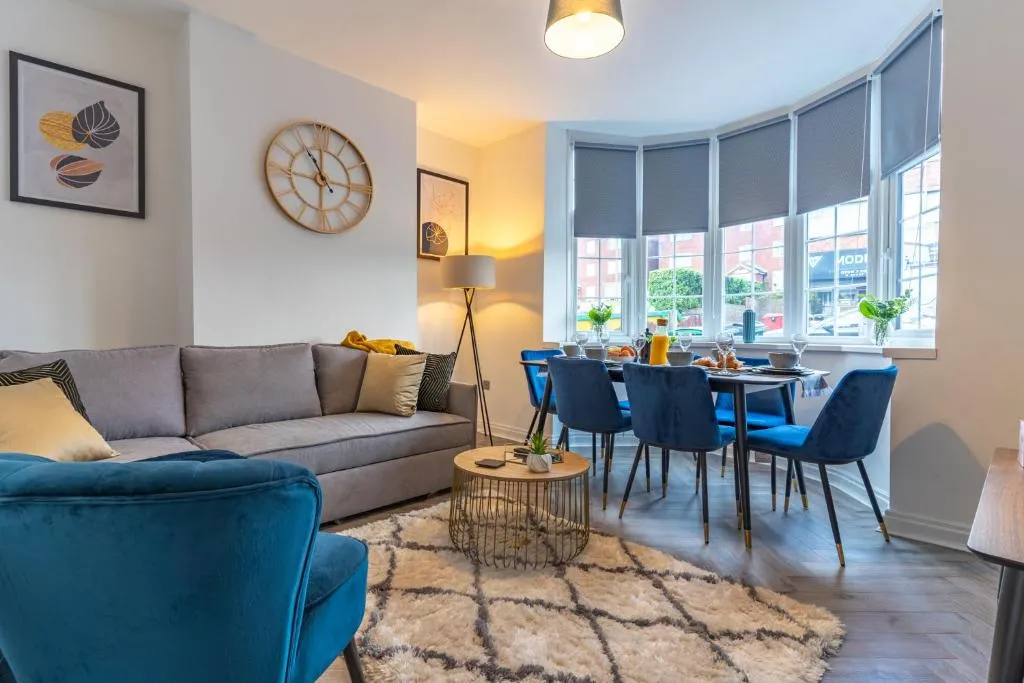 Luxury 4 Bed House Near Birmingham Sleeps 10 Free Parking Fast WiFi