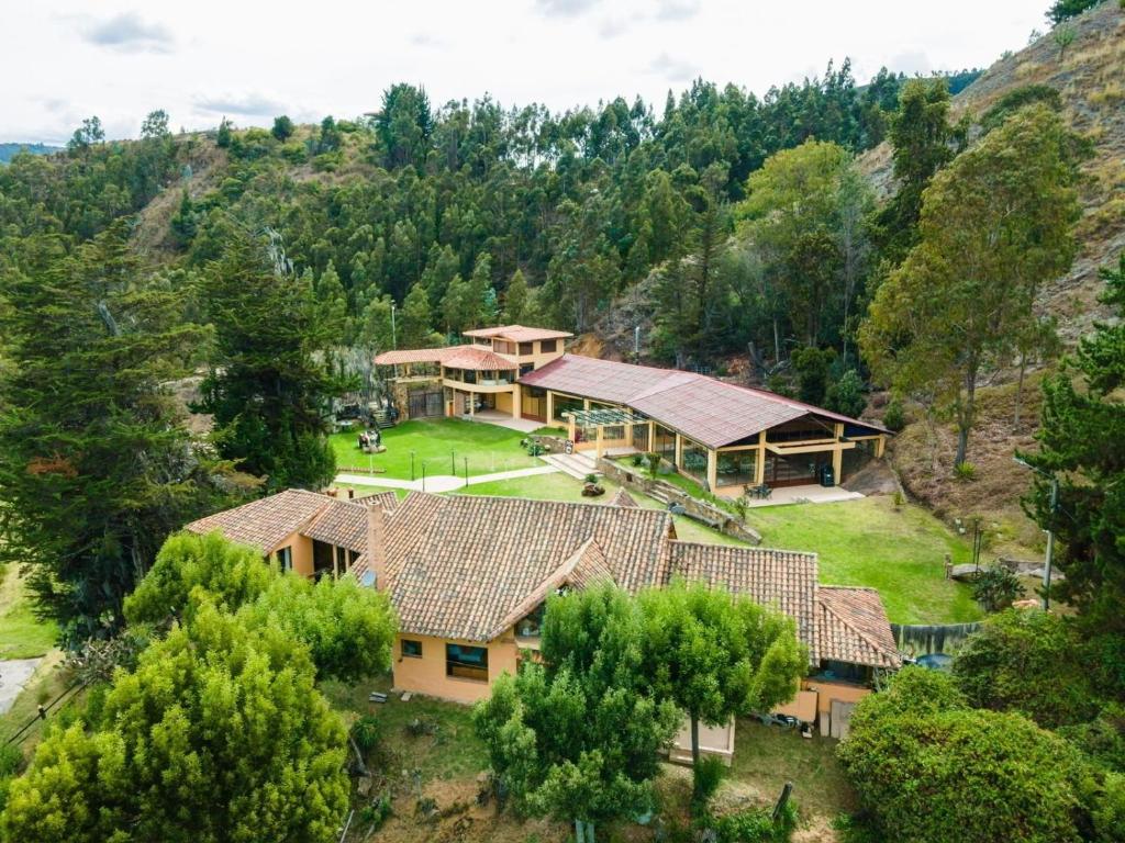 an aerial view of a house in the mountains at Chalet Campestre la Peseta in Ubaté