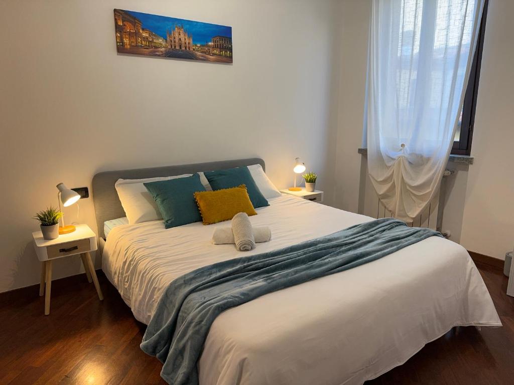 um quarto com uma cama grande com duas toalhas em Casa di Corte - Cormano em Cormano