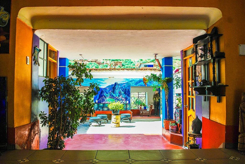 una entrada a una casa con una pintura en la pared en Aguaymanto hostel, en Písac