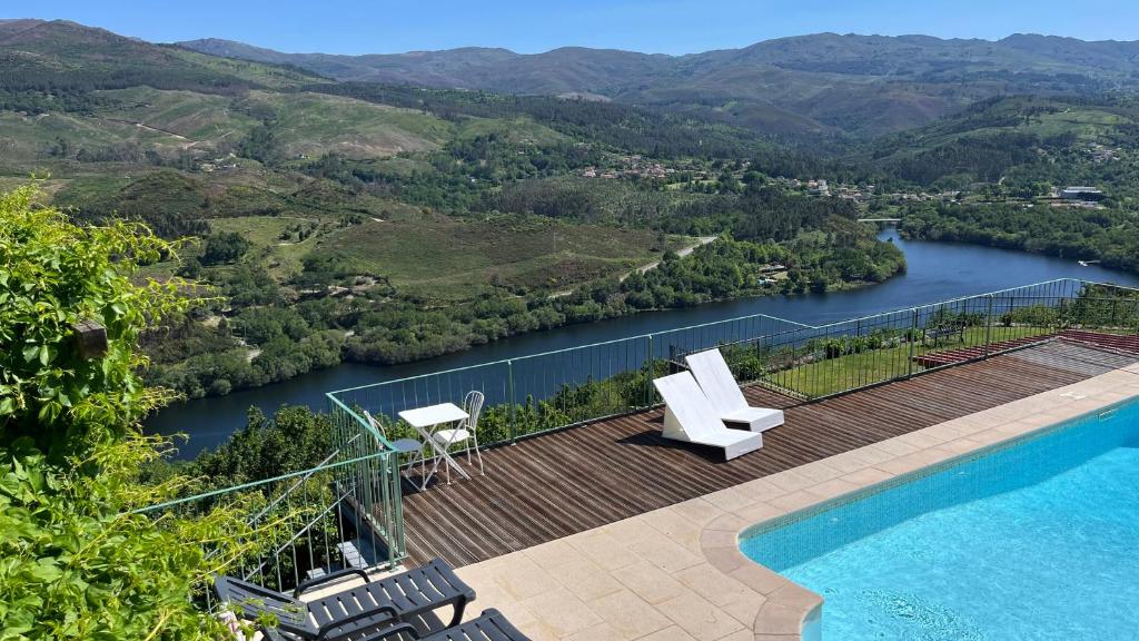 balcón con piscina y vistas al río en Casas das Olas, en Arcos de Valdevez