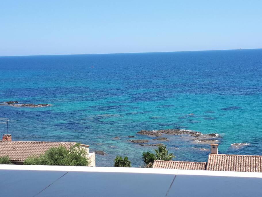 une vue sur l'océan depuis un balcon dans l'établissement Solenzara charmant appartement vue mer panoramique, à Sari-Solenzara