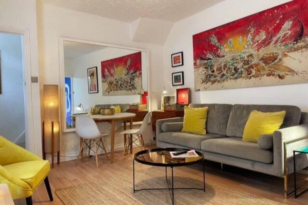 una sala de estar con un sofá y una mesa en City Centre Retreat, en Cardiff