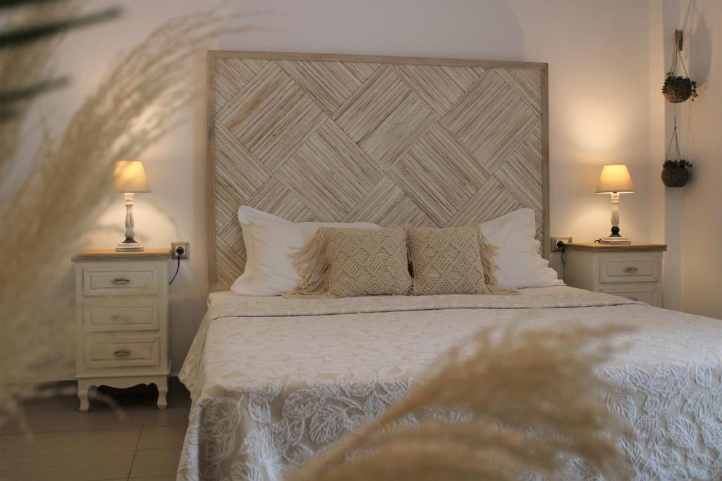 Ένα ή περισσότερα κρεβάτια σε δωμάτιο στο Dreamcatcher Apartments Milos