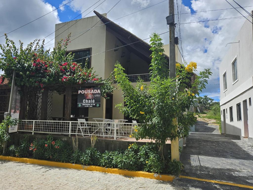 un edificio con dei fiori sul lato di Pousada dos Filhos a Arcoverde