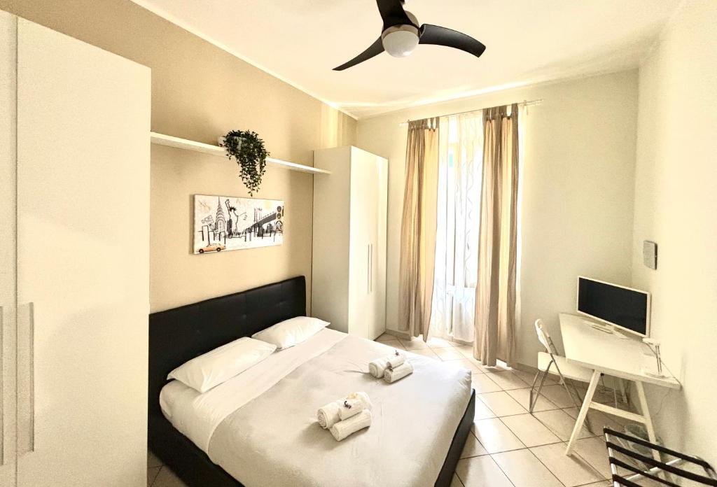 een slaapkamer met een bed met twee handdoeken erop bij Enjoy Ponte Lungo in Rome