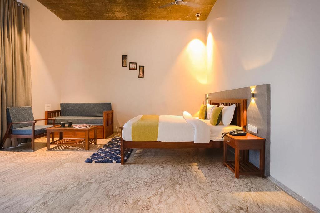 Letto o letti in una camera di Wabi Sabi Resort, Igatpuri
