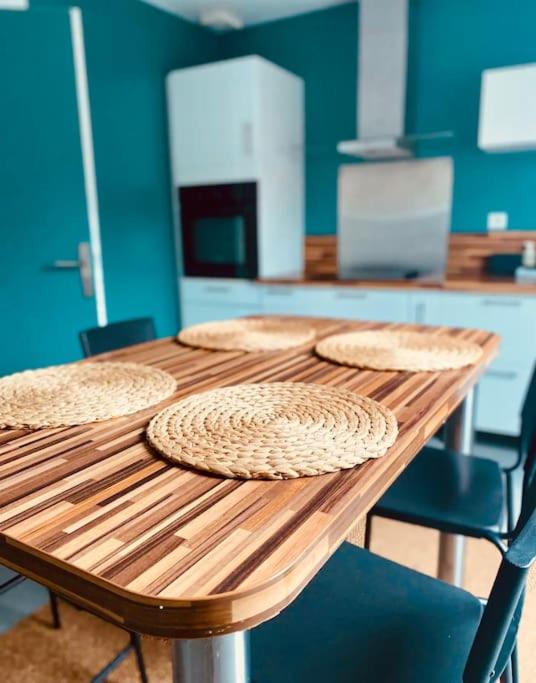 une table en bois avec quatre plaques de bois dessus dans l'établissement Le Cellier Saint Vincent, à Damery