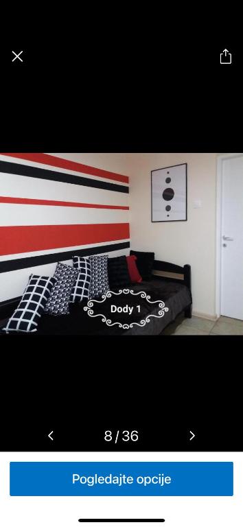 Uma foto de uma cama com uma bandeira americana. em Dody apartmani em Leskovac
