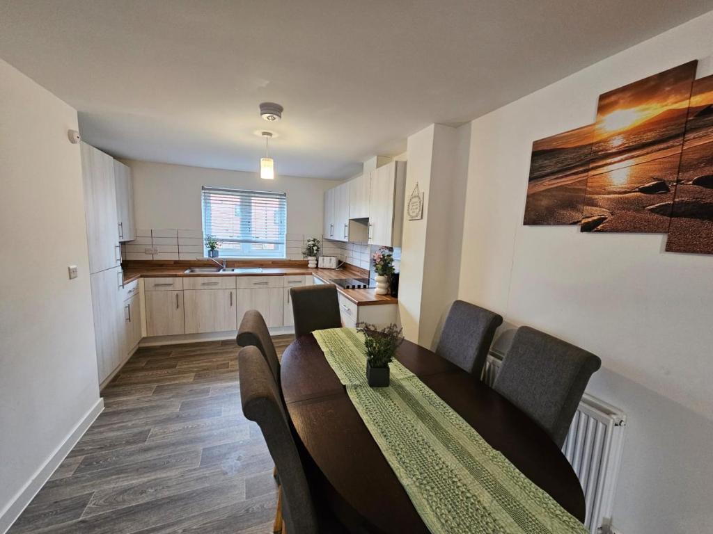 Modern 3 Bedroom Town House 7