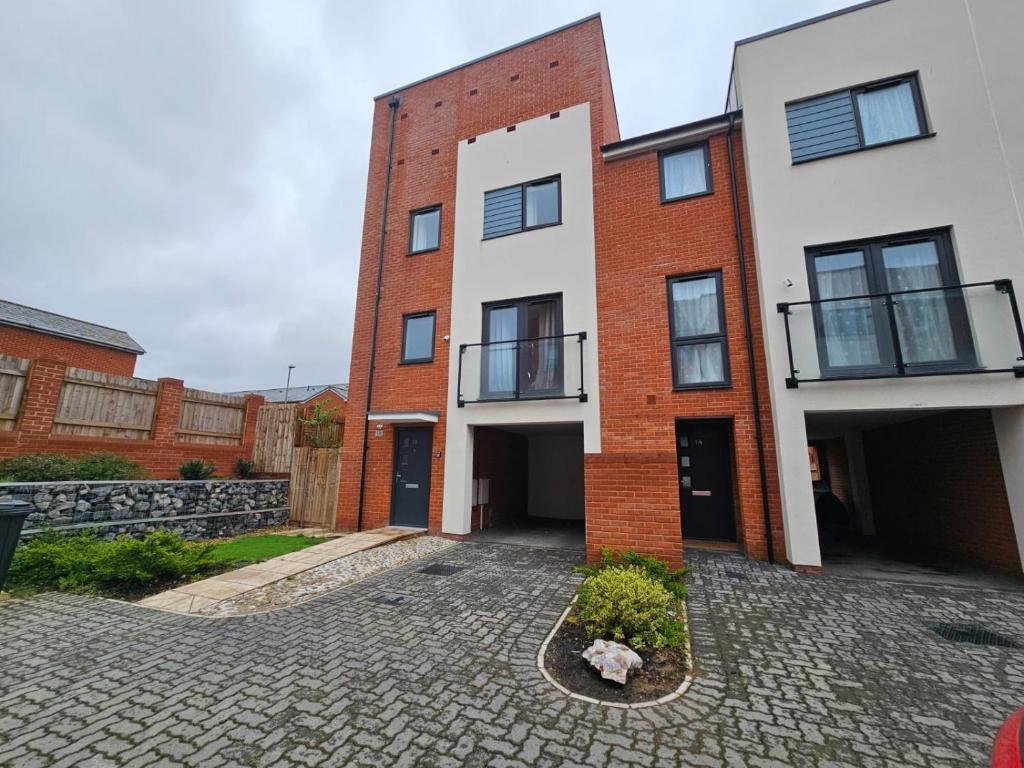 an apartment building with a brick courtyard at Modern 3 Bedroom Town House in Ipswich