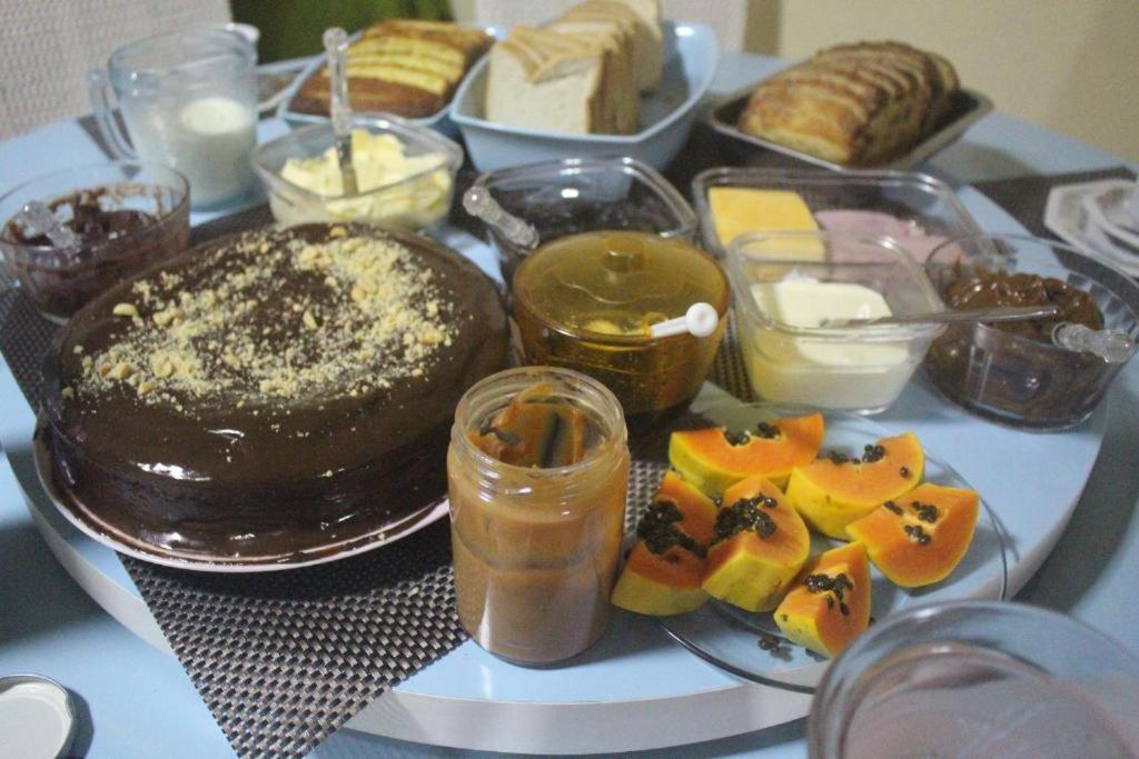 einen Tisch mit Schokoladenkuchen und anderen Desserts in der Unterkunft Pousada Tio Ladi in Urubici
