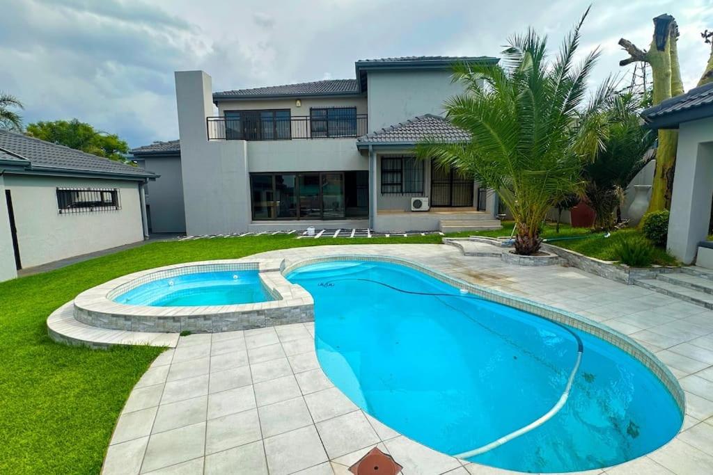 Bazén v ubytování Nyasa Villa nebo v jeho okolí