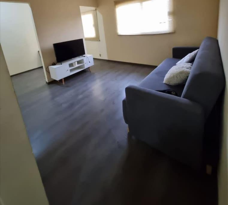 ein Wohnzimmer mit einem Sofa und einem TV in der Unterkunft Amplia Casa en Sector Viñedos (factura) in Torreón