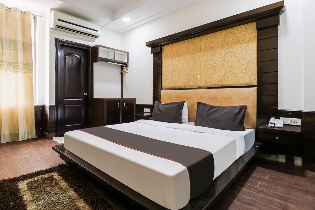 a bedroom with a large bed in a room at Collection O Hotel Radiant Inn in Gurgaon