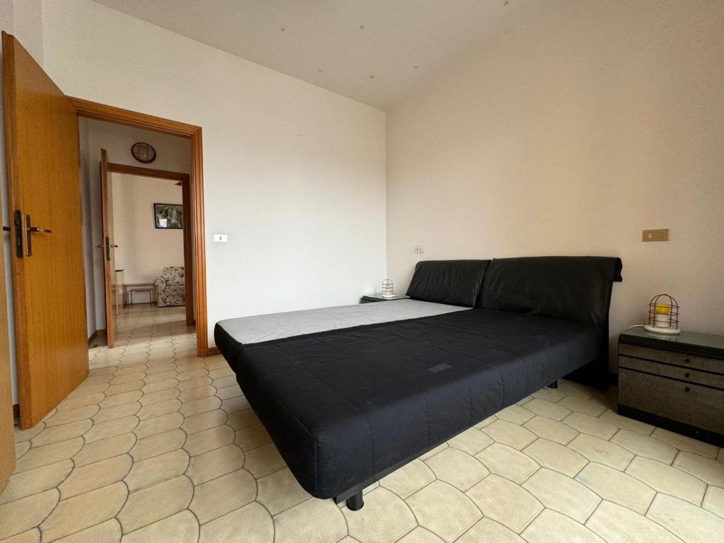 - une chambre avec un grand lit noir dans l'établissement Igea vacanza, à Bellaria-Igea Marina