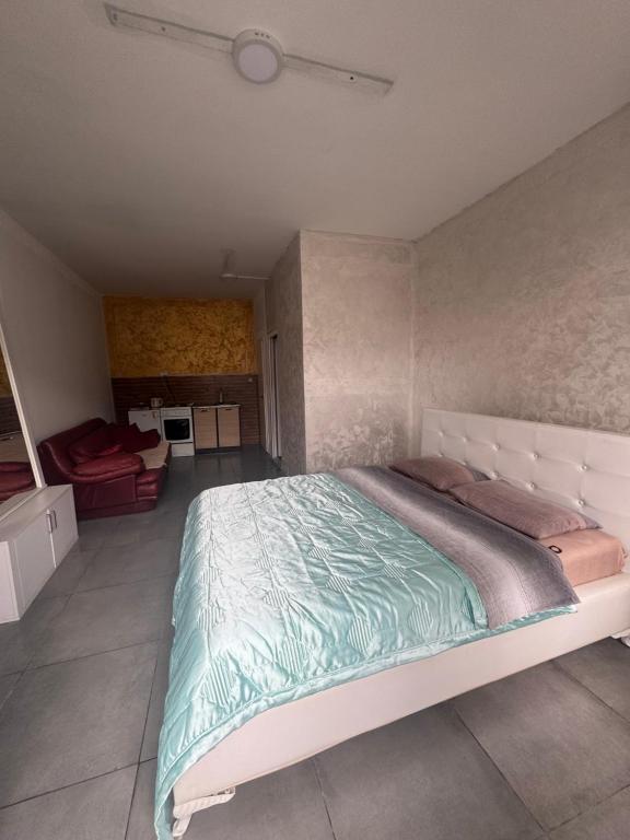 ein Schlafzimmer mit einem großen Bett in einem Zimmer in der Unterkunft Hostel Lejla in Podgorica