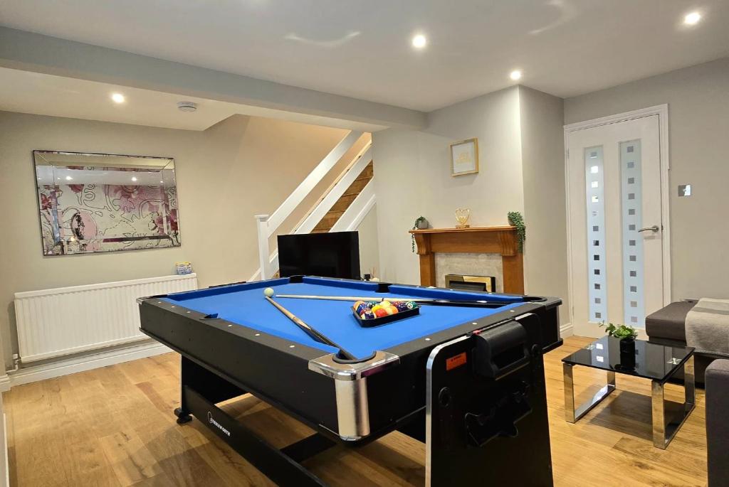 ein Wohnzimmer mit einem Billardtisch in der Unterkunft Palm Trees House - Perfect for Professionals & Families - Long-Term Stay Available in St Ives