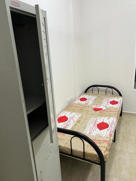 een kleine slaapkamer met een bed in een kamer bij Rest house in Seeb