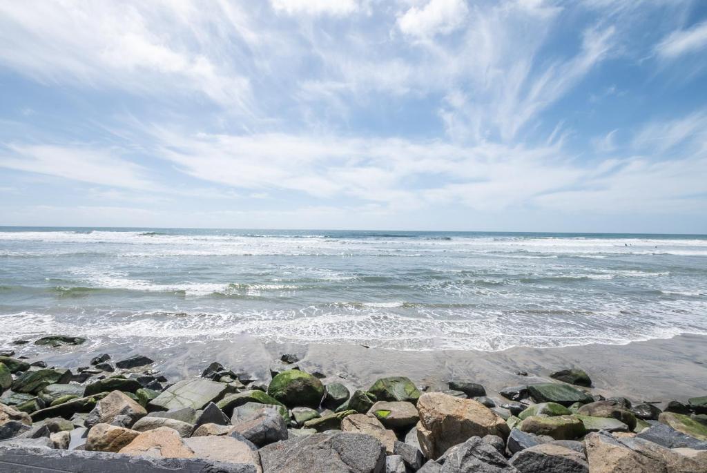 un grupo de rocas en la orilla del océano en D-31 Beachfront Bliss, en Oceanside