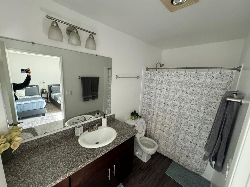 Bilik mandi di Incredible Two Bedroom Hollywood Apartments FREE Parking