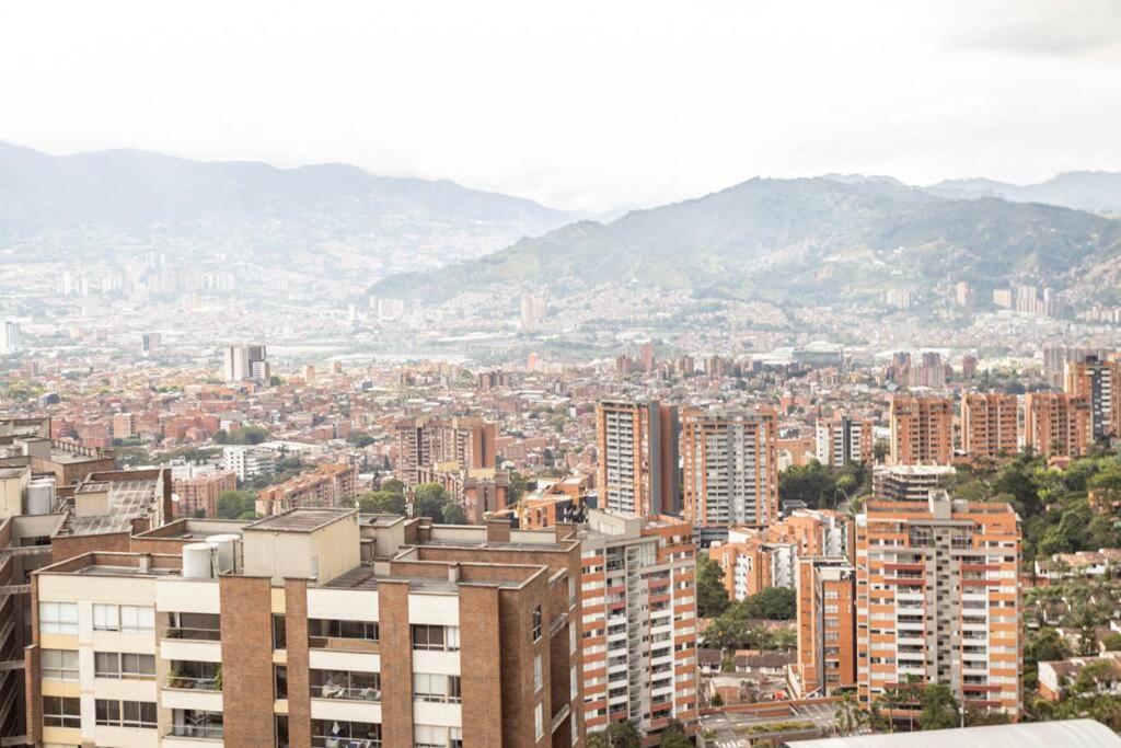 uma cidade com edifícios e montanhas ao fundo em Medellin Luxury PH 22-Floor Incredible City View em Envigado