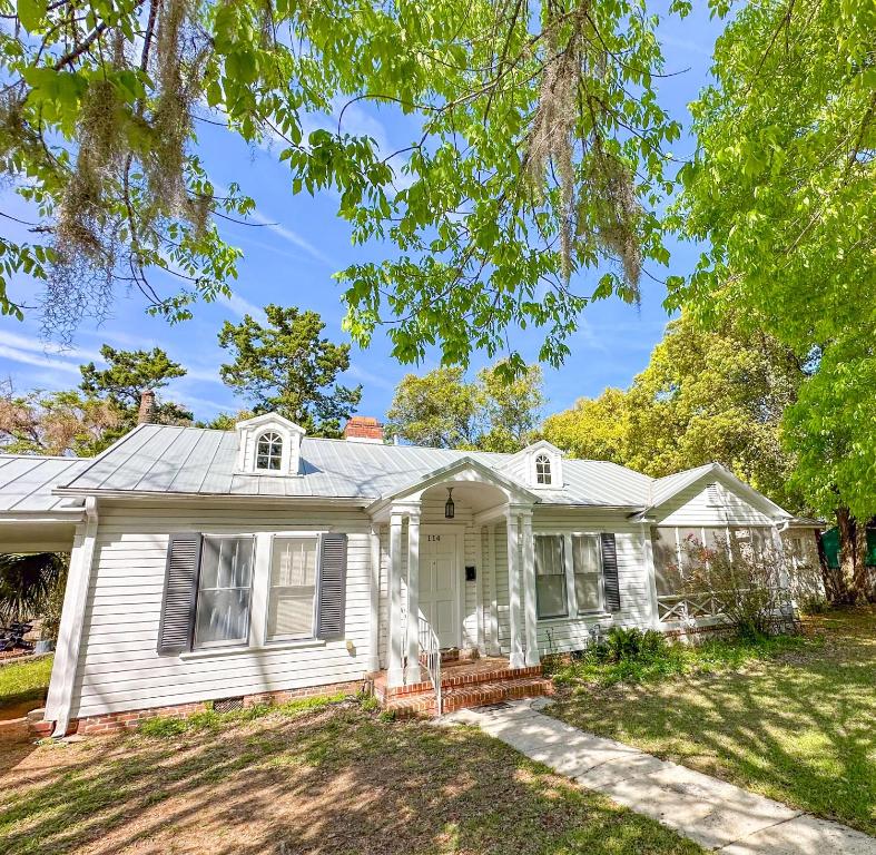 Adorable 1920s home near UF stadium sleeps 10, Gainesville Updated