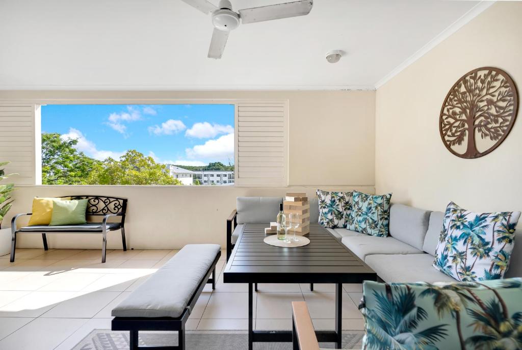 Cairns NorthThe Edge - Just Steps To Cairns Esplanade Frontage的带沙发和桌子的客厅