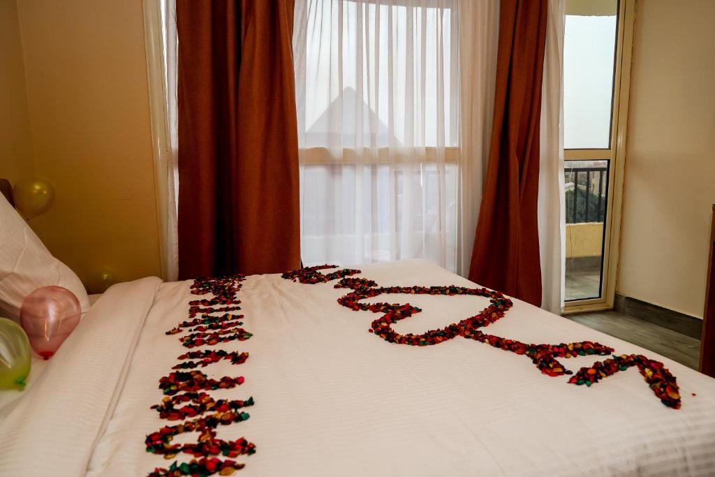 Postel nebo postele na pokoji v ubytování Pyramids Hotel