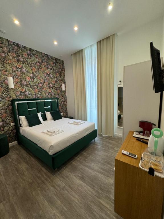 ein Schlafzimmer mit einem Bett und einem TV in der Unterkunft Eden LUXURY ROMA in Rom