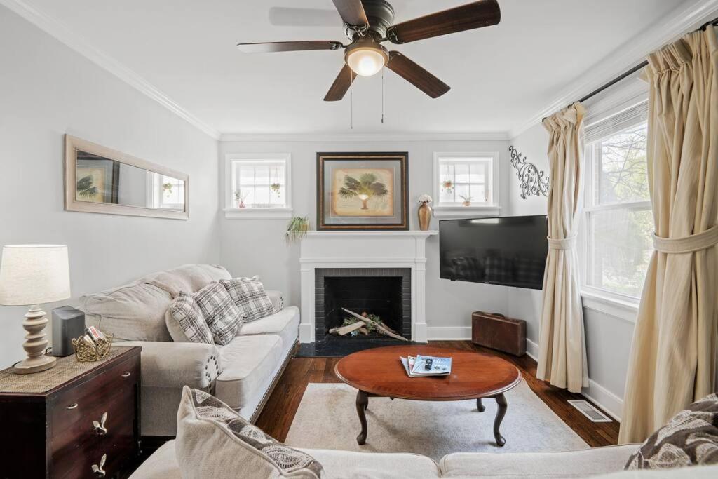 uma sala de estar com um sofá e uma televisão em Private House + Yard Central Location to all RVA em Richmond