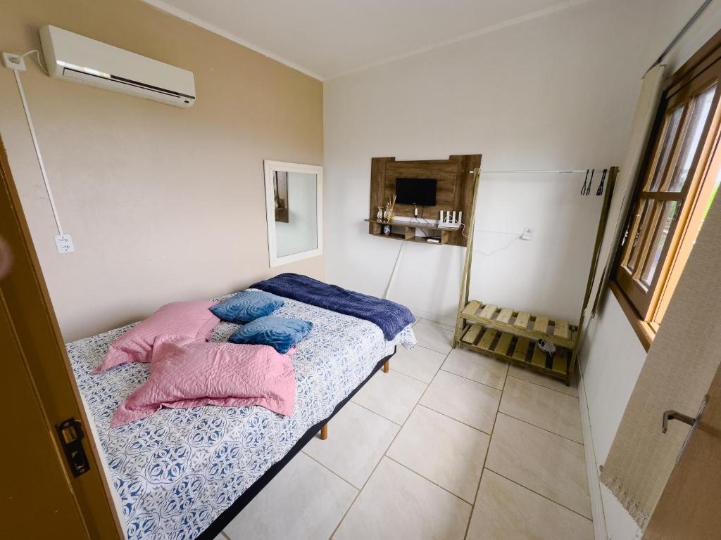 Säng eller sängar i ett rum på Bella Praia apartamento Tartaruga