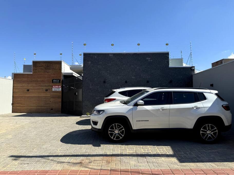 een witte SUV geparkeerd op een parkeerplaats bij 2- Studio Prox Uel e catuai c/ar in Londrina