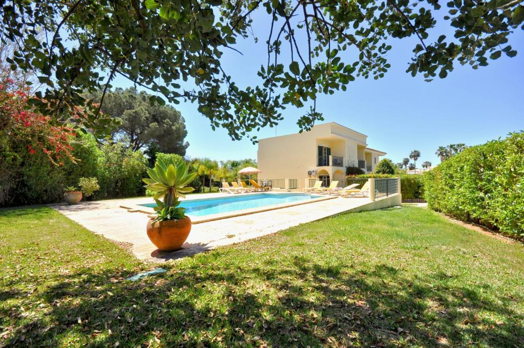 A stylish villa with a private pool, short drive from the centre, free AC Wifi
